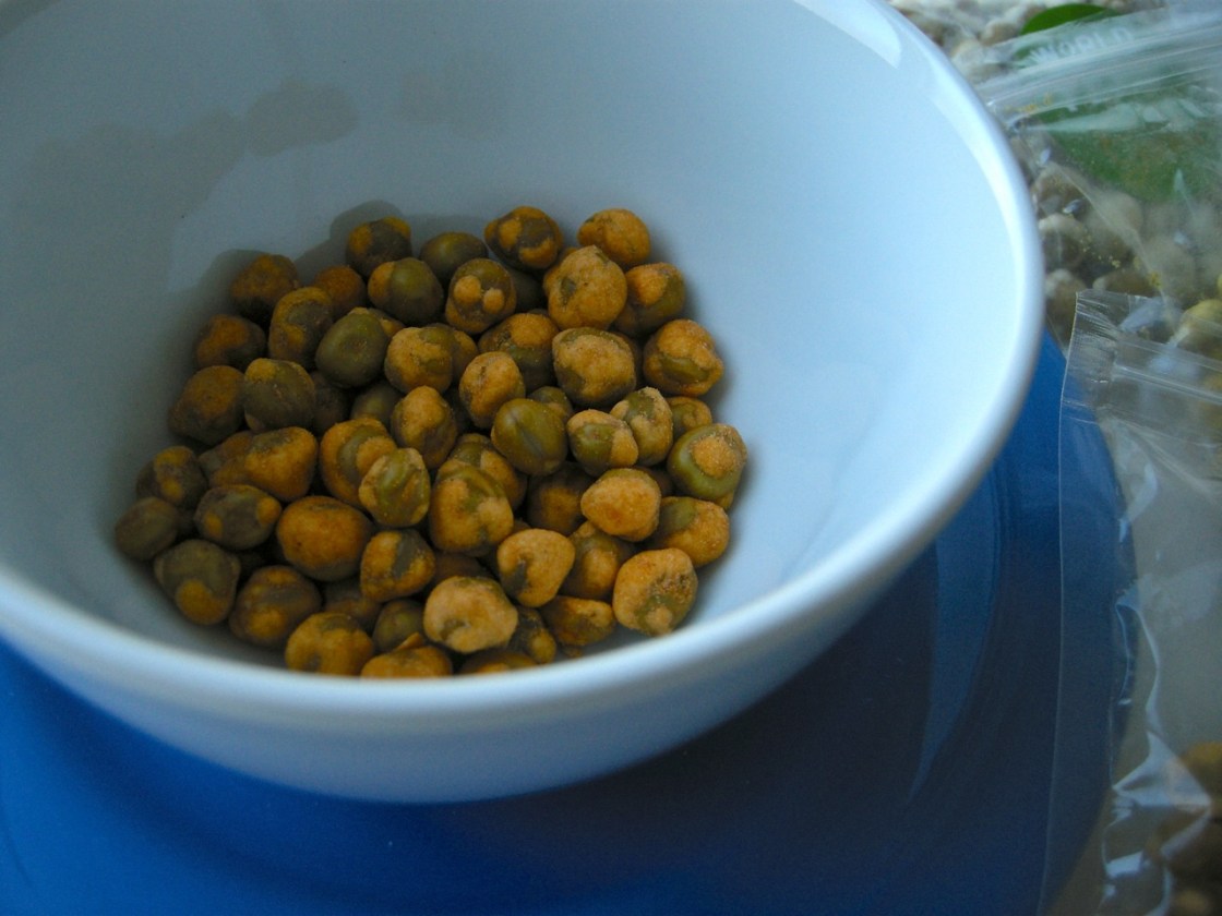 snacking on peas | aneelee.wordpress.com
